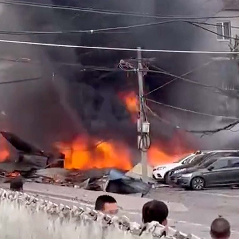 1 dead, 2 injured after Chinese military jet crashes during training in central China